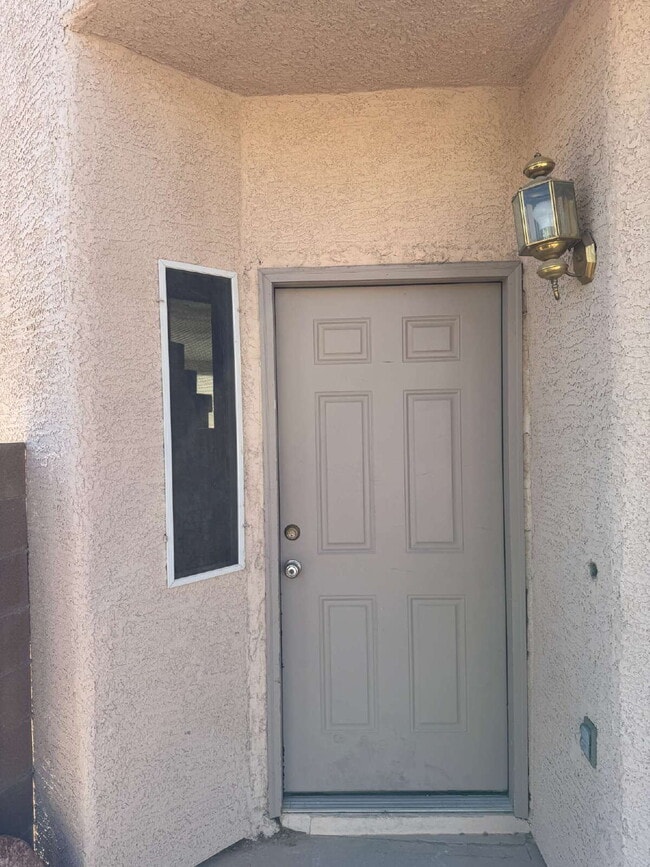 Foto del edificio - 3-bedroom Two Story, LARGE lot