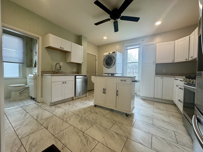 Building Photo - 121 Chicago Ave