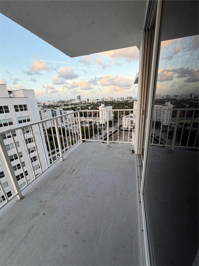 Building Photo - 1228 West Ave