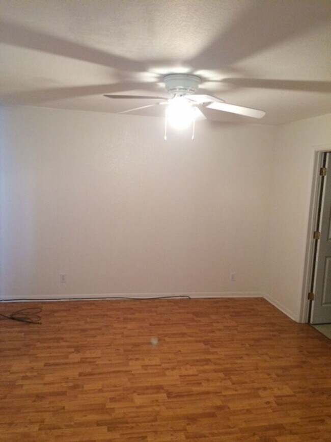 Foto del edificio - 5541-5547 Christopher Ct