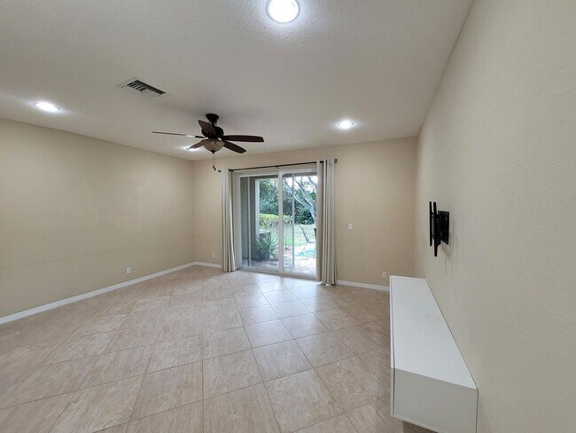 Foto del edificio - 2634 Webb Ave