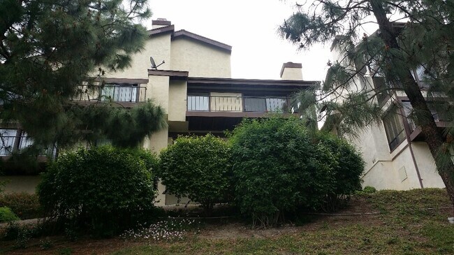 Foto del edificio - View 2bed 2.5bath, 3 Balconies, 2 Car Garage, pool in Tierrasanta!