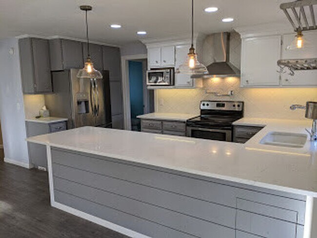 Foto del edificio - Updated 3-Bedroom, 2.5-Bath Home ~ Solid S...