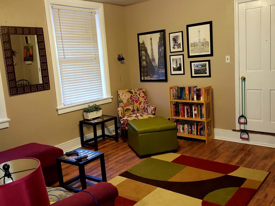 Living room - 131 E Washington St