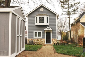 Building Photo - 121 N Shore Dr