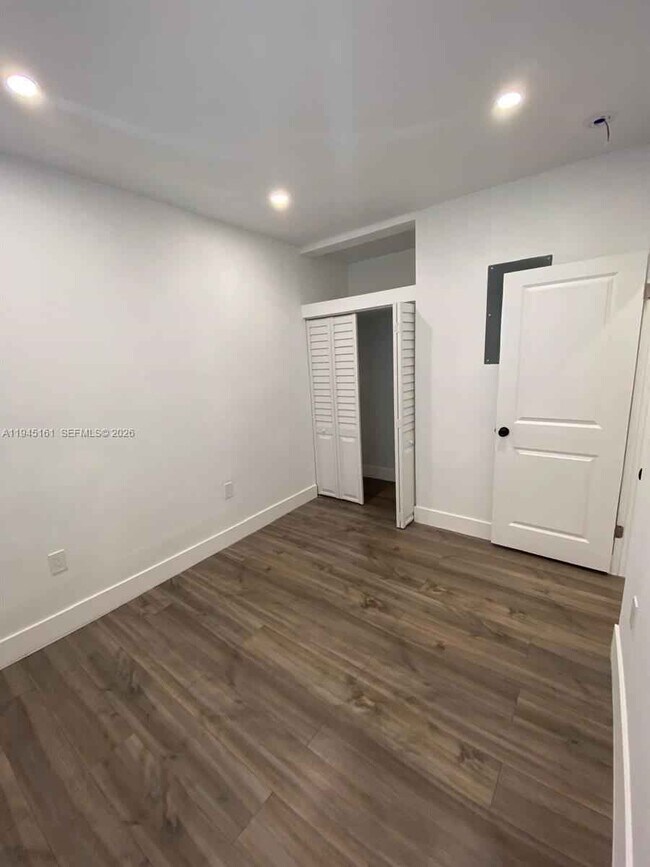 Foto del edificio - 7411 Carlyle Ave