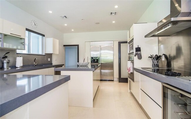 Building Photo - 3020 Brickell Ave