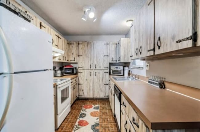 Building Photo - 2143 N Cedarhouse Terrace