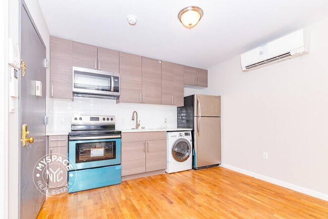 Foto del edificio - 241 Rockaway Ave