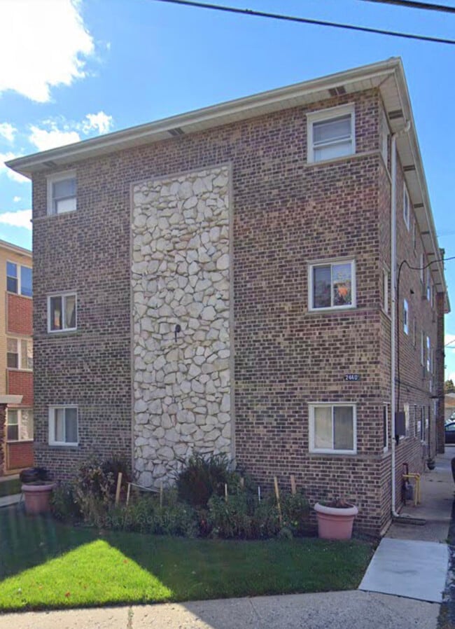 Building Photo - 2440 River Rd