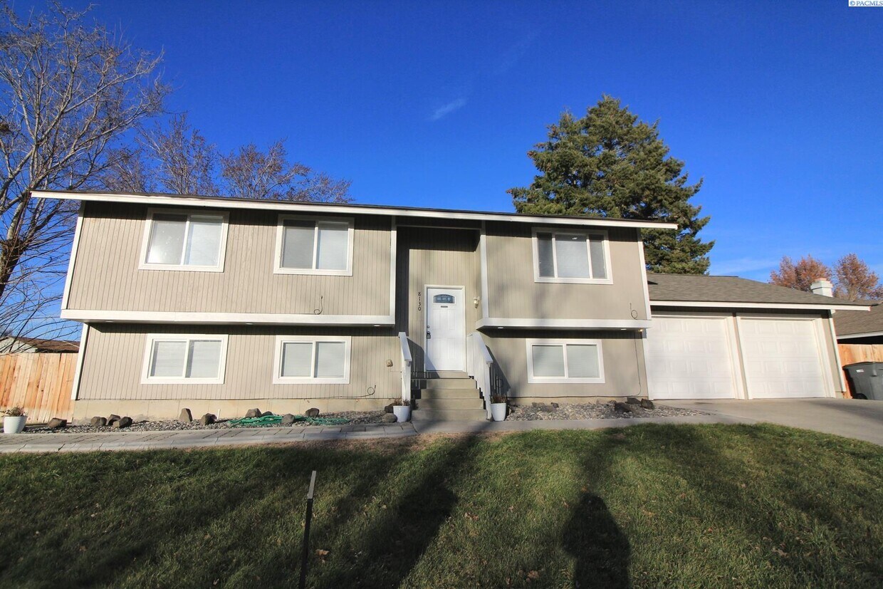 Foto principal - Updated West Kennewick 5 Bed/3 Bath House