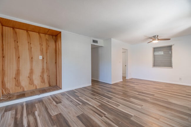 Building Photo - 170 Banyan Dr