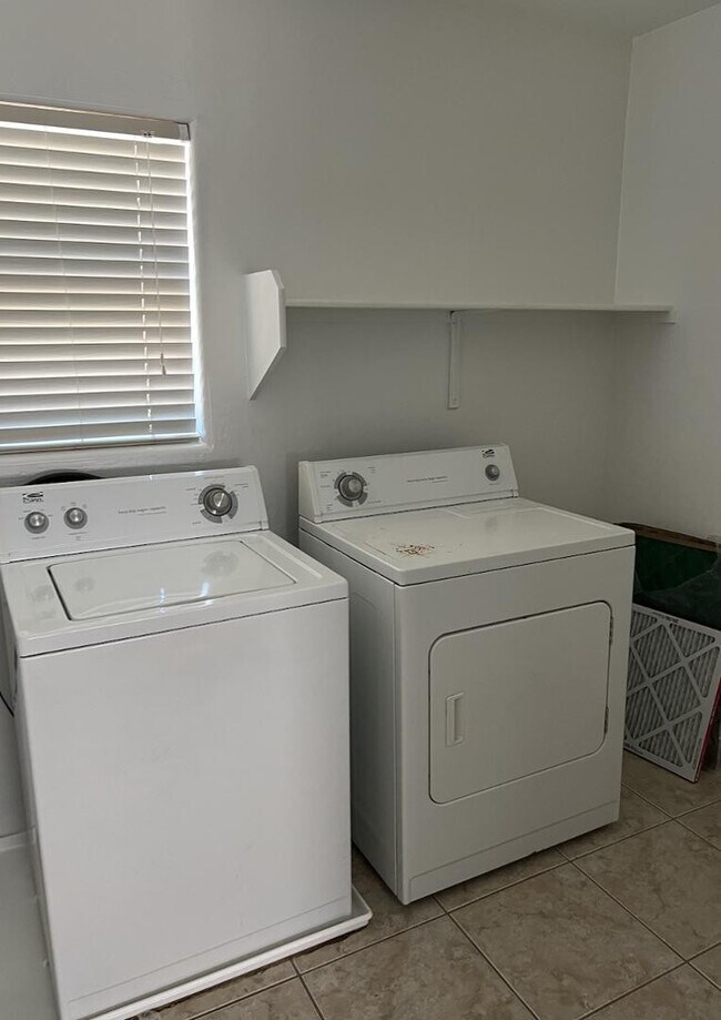 Foto del edificio - 3637 E Parkview Dr