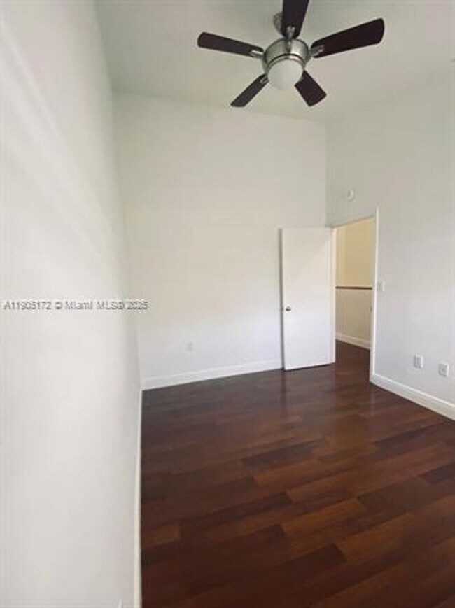 Foto del edificio - 798 Crandon Blvd