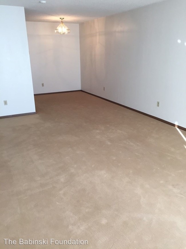 Building Photo - 1 br, 1 bath Apartment - 300 N Holly Ave