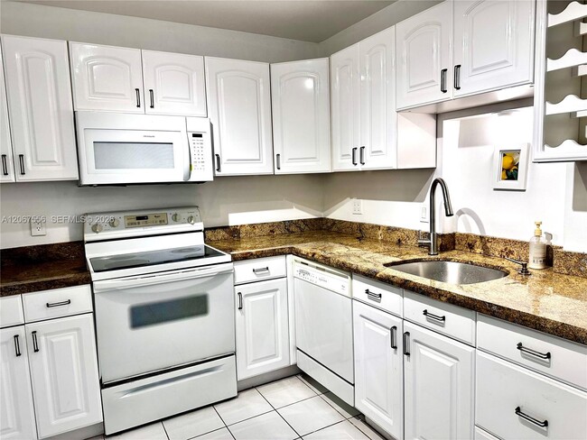 Building Photo - 400 Kings Point Dr