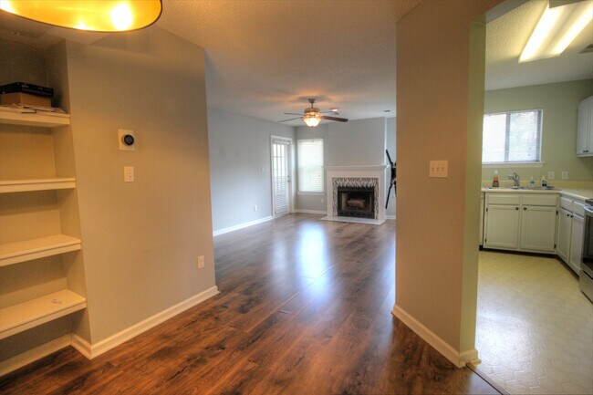 Foto del edificio - Nice 1 bedroom 2nd floor condo in SW Durham!