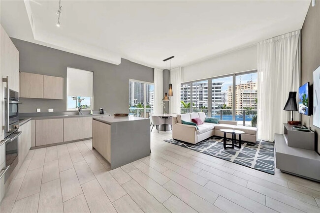 Building Photo - 4010 S Ocean Dr