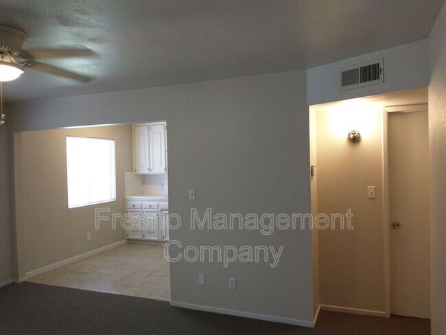 Building Photo - 4514 N Sharon Ave
