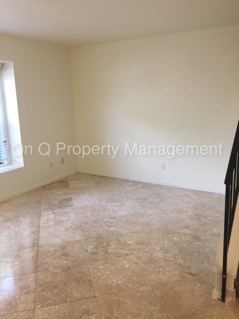 Building Photo - Great 2 Bed / 2.5 Bath Townhome!
