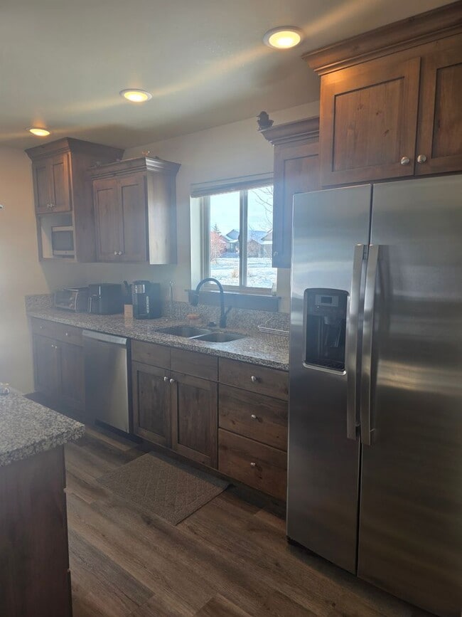 Building Photo - 3 Bedroom 2.5 Bath Condo near MSU