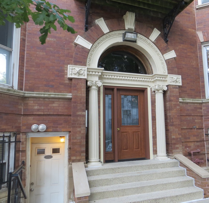 Front door - 5201 S Blackstone Ave