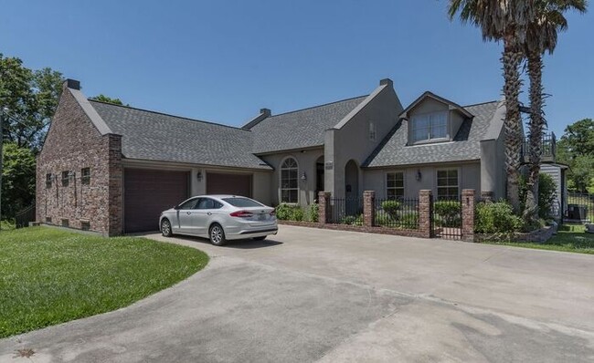 Foto del edificio - 4 Bedroom house with pool for rent