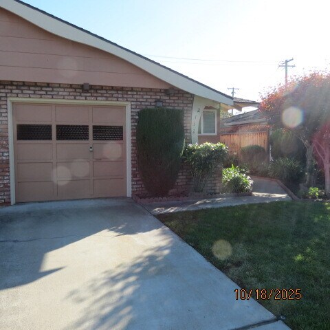 Frente - 2132 Town and Country Ln