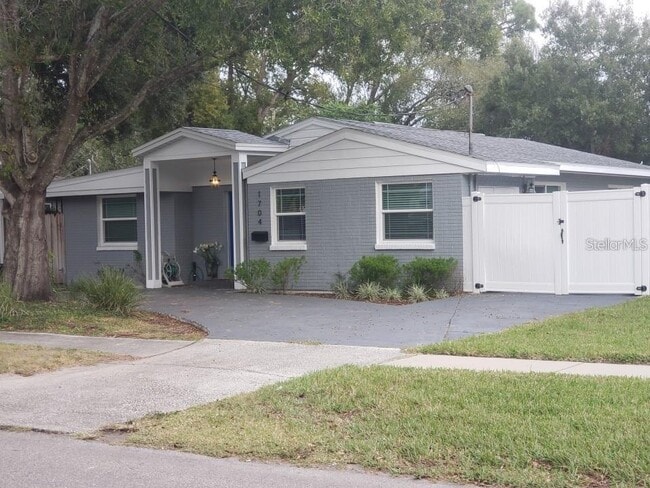 Building Photo - 1704 S Lois Ave