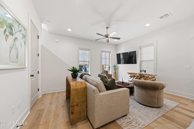 Building Photo - 103 Steiner Oaks