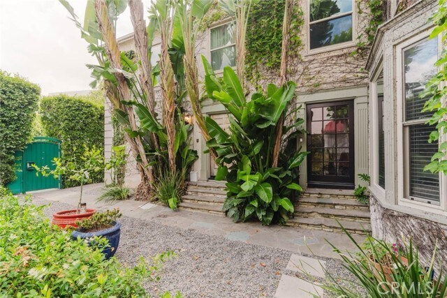 Building Photo - 5962 S San Vicente Blvd