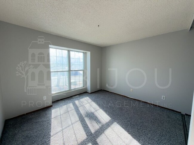 Building Photo - 2560 Clarendon Dr