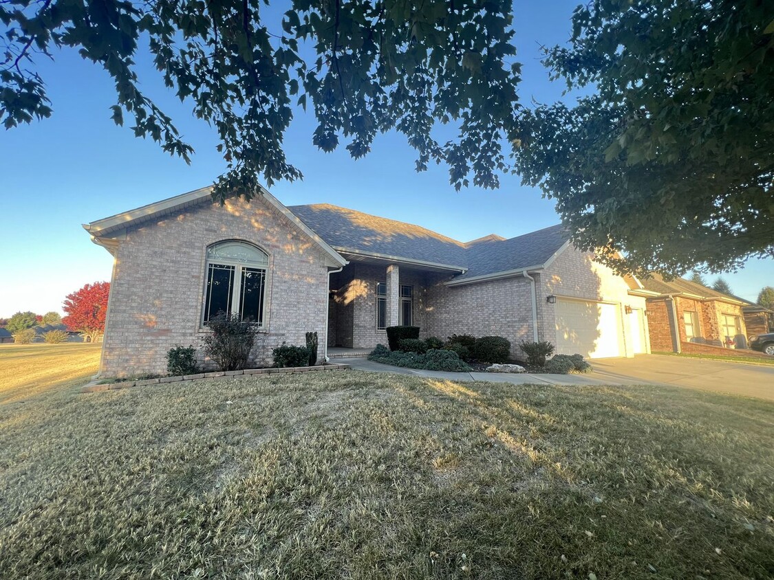 Foto principal - 4 Bedroom 2.5 Bath in Wild Horse Subdivision