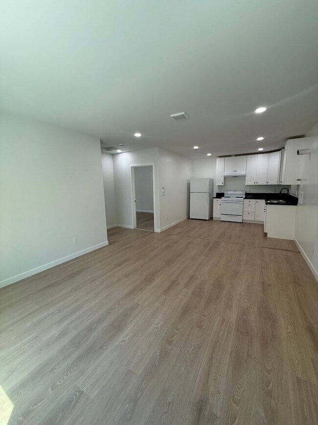 Building Photo - 244 1/2 E 97th St