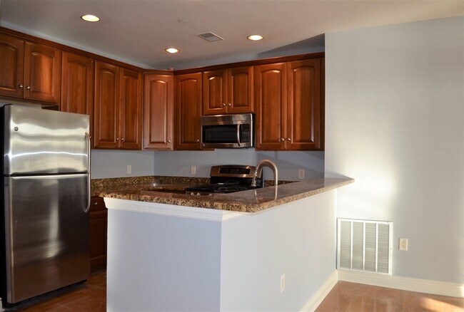 Foto del edificio - 7400 River Rd