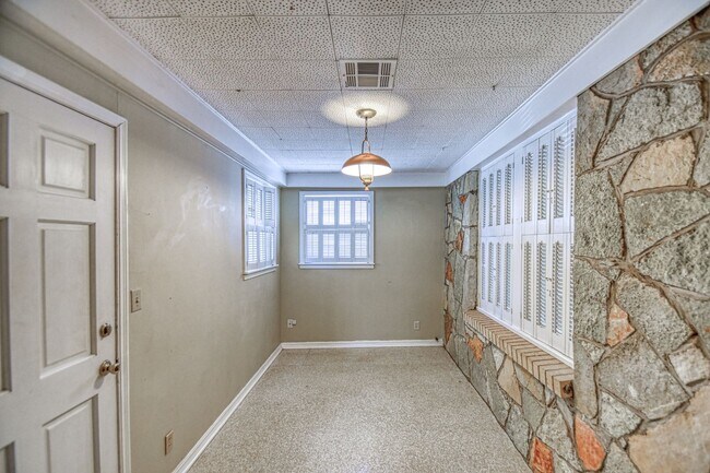 Foto del edificio - Charming Campus Home!