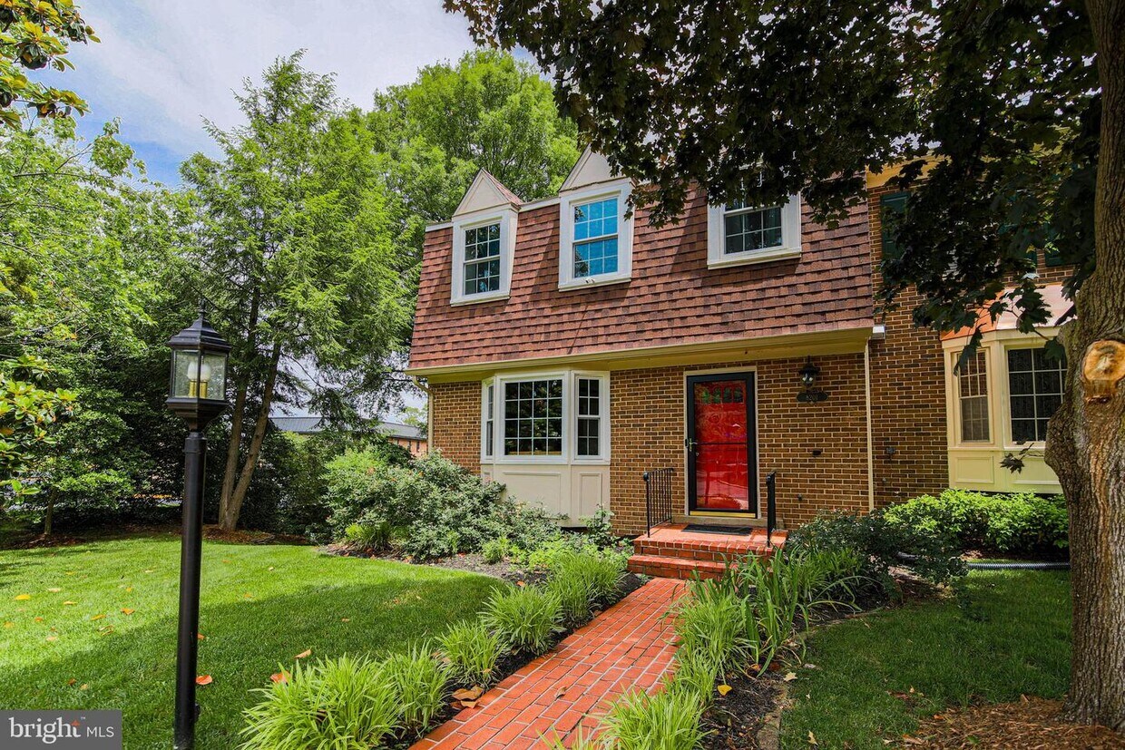 Primary Photo - 8201 Dr Craik Ct