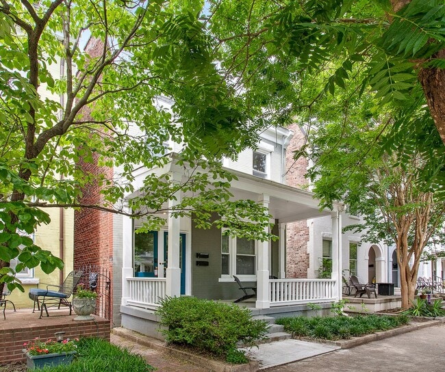 Building Photo - $2,890 / 2 br / 2 ba / 1,400 sqft