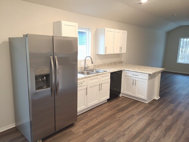 Building Photo - 3-Bedroom Home with 2 Full Baths in Prime Fayetteville Location