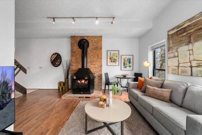 Building Photo - 962 Pavilion St