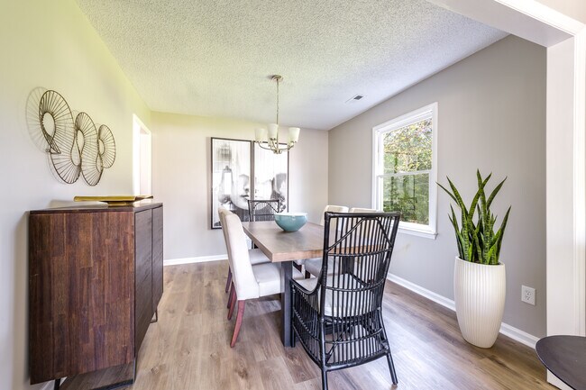 Foto del edificio - 8306 Rust Wood Pl