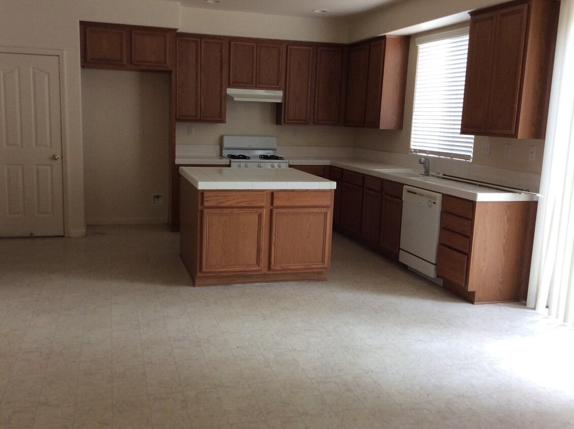 Foto del edificio - 4 bedroom 2 1/2 bath house in Yuba City