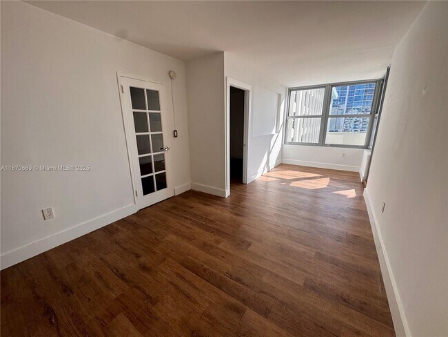 Foto del edificio - 2899 Collins Ave