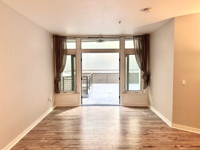 Building Photo - 327 NW Park Ave