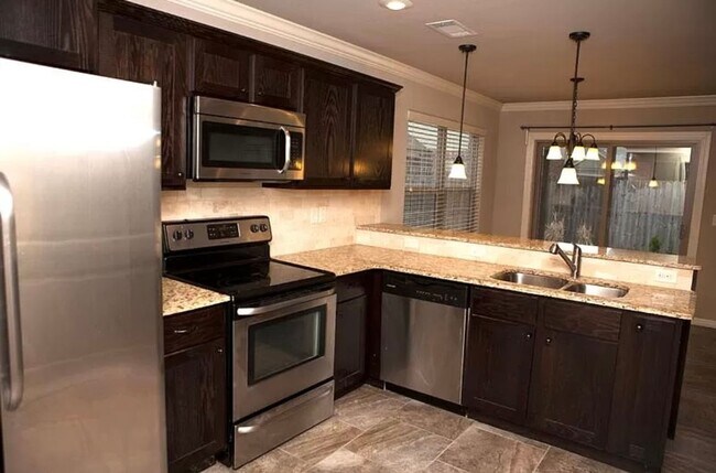 Foto del edificio - Available August 1st! Two-Story 3 Bedroom, 2.5 Bathroom in the center of Fayetteville