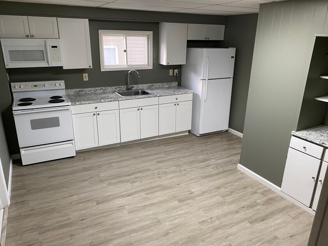 Eat-in Kitchen - 1750 Wayne Ave