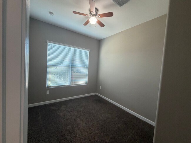 Foto del edificio - 40916 W Shaver Dr