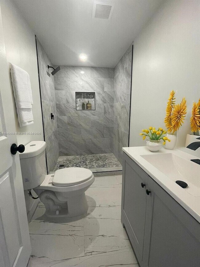 Foto del edificio - 1400 N 74th Terrace