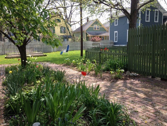 Foto del edificio - 2 br, 1 bath House - Quaint Historic Distr...