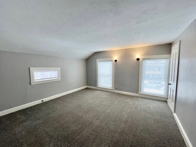 Building Photo - 164 S Locust St